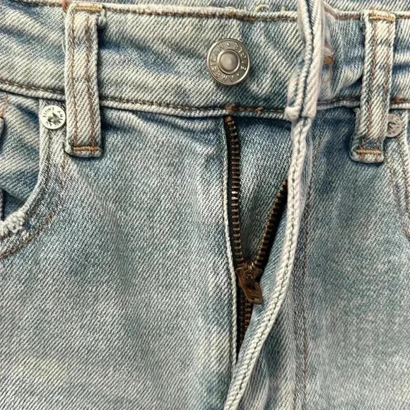 American Eagle Women’s 8L High Rise Distressed Ripped Mom Jean Light Wash Jeans - Picture 8 of 10